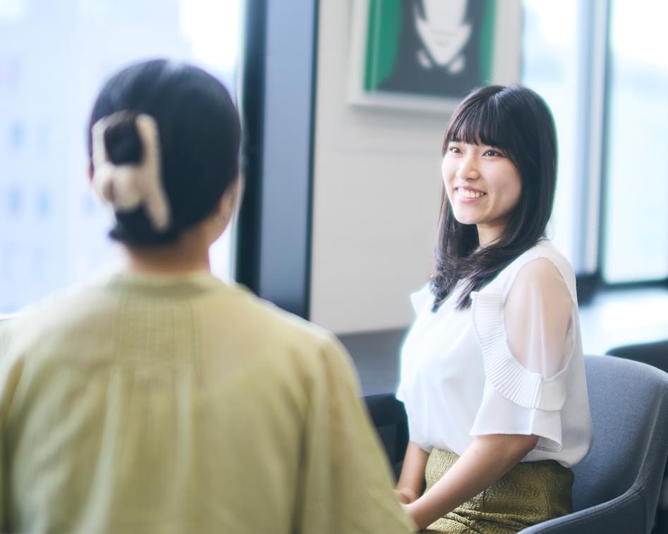 業務について相談する本社職員